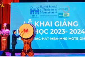 PGS.TS. Hoàng Đình Phi, Hiệu trưởng Trường Quản trị và Kinh doanh, ĐHQG Hà Nội đánh trống khai giảng năm học mới.