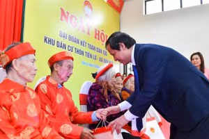 Bộ trưởng Nguyễn Kim Sơn tặng quà các hộ gia đình có hoàn cảnh khó khăn tại thôn Tiên Lữ.