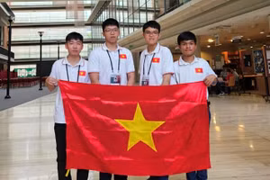 4 học sinh dự thi Olympic Tin học quốc tế 2023. Từ trái qua phải: Em Nguyễn Đức Thắng, em Nguyễn Quang Minh, em Nguyễn Ngọc Đăng Khoa, em Trần Xuân Bách.