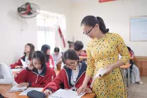 Có một Luật riêng điều chỉnh về nhà giáo là đòn bẩy nâng tầm đội ngũ nhà giáo cả về chất lượng, vị thế. Ảnh: Cô trò Trường THPT Công nghiệp (Hòa Bình).