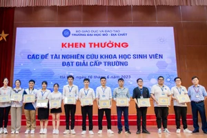 GS.TS Trần Thanh Hải - Hiệu trưởng Trường ĐH Mỏ - Địa chất trao giải nhất, nhì, ba Hội nghị Nghiên cứu khoa học sinh viên năm 2023.