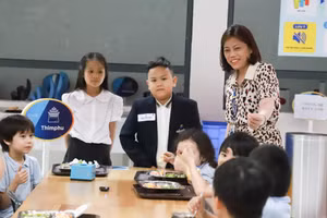 Cô Lô Thúy Hương và học trò.