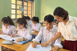 Cô trò Trường THPT Minh Châu (Hưng Yên) trong giờ học.