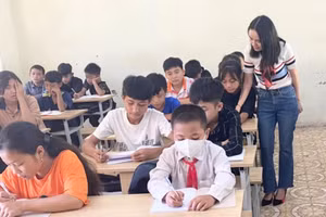 Giáo viên quan tâm, tạo hứng thú học tập trên lớp là biện pháp hiệu quả giúp học sinh hào hứng đến trường. Ảnh: Cô Vi Thị Ỏn và học sinh trong lớp học.