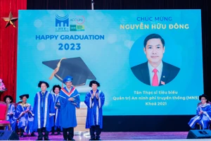 Trường Quản trị và Kinh doanh (HSB) vinh danh các tân cử nhân, tân thạc sĩ tiêu biểu tại buổi lễ.