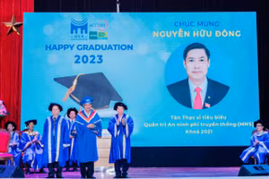 Trường Quản trị và Kinh doanh (HSB) vinh danh các tân cử nhân, tân thạc sĩ tiêu biểu tại buổi lễ.