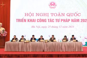 Đoàn Chủ tịch Hội nghị gồm: Phó Thủ tướng Chính phủ Trần Lưu Quang, Bộ trưởng Bộ Tư pháp Lê Thành Long; các Thứ trưởng Bộ Tư pháp Nguyễn Khánh Ngọc, Đặng Hoàng Oanh, Nguyễn Thanh Tịnh, Mai Lương Khôi, Trần Tiến Dũng.