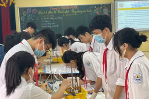 Học sinh Trường THCS Ái Mộ (Long Biên, Hà Nội) trong giờ thí nghiệm.