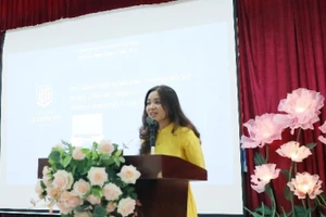 Cô Nguyễn Thị Thanh Thủy, Hiệu trưởng Trường mầm non Lý Thái Tổ 2 chia sẻ kinh nghiệm tại buổi tập huấn.