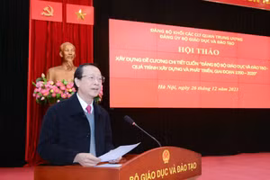 Thứ trưởng Bộ GD&ĐT Phạm Ngọc Thưởng phát biểu tại Hội thảo.