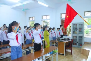 Học sinh Trường THCS Thụy Liên, Thái Thụy, Thái Bình trong lễ chào cờ đầu năm học.