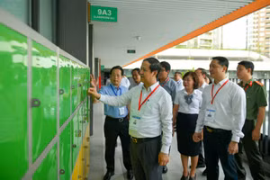 Bộ trưởng Nguyễn Kim Sơn và đoàn công tác kiểm tra công tác chuẩn bị thi tốt nghiệp THPT tại Điểm thi Trường THCS Trần Duy Hưng - Cầu Giấy.