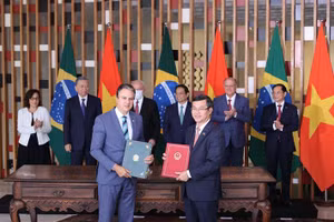 Thứ trưởng Nguyễn Văn Phúc thay mặt Chính phủ Việt Nam ký kết Hiệp định hợp tác về giáo dục với Chính phủ Brazil.