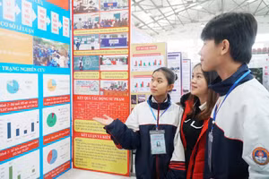 Học sinh Trường THPT Cửa Lò 2 (thị xã Cửa Lò, Nghệ An) giới thiệu dự án thi khoa học kỹ thuật tỉnh Nghệ An năm học 2022-2023. Ảnh: Hồ Lài.