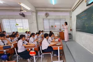 Cô trò Trường THPT chuyên Nguyễn Bỉnh Khiêm (Vĩnh Long) trong giờ học.