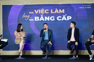 Khách mời tham gia tọa đàm "Chọn việc làm hay bằng cấp".