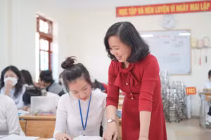 Vị thế thích hợp của nhà giáo và sự tôn trọng của công chúng đối với nghề dạy học có tầm quan trọng thiết yếu trong việc thực thi mục tiêu, mục đích giáo dục. Ảnh: Cô trò Trường THPT Công nghiệp (Hòa Bình).