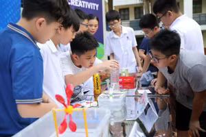 Học sinh rất hào hứng tham gia hoạt động trải nghiệm STEM.