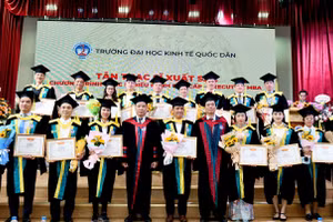 Trường ĐH Kinh tế Quốc dân trao bằng khen cho các tân thạc sĩ xuất sắc.