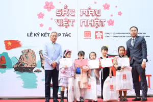 Trao phần thưởng cuộc thi vẽ “Thế giới trong mắt em” cho 5 học sinh đoạt giải nhất.