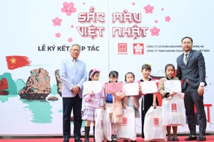 Trao phần thưởng cuộc thi vẽ “Thế giới trong mắt em” cho 5 học sinh đoạt giải nhất.