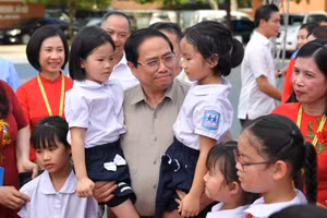 Thủ tướng thăm hỏi, động viên học sinh Trường phổ thông dân lập Hermann Gmeiner - Hà Nội.