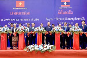 Cắt băng khánh thành dự án xây dựng Học viện Kinh tế - Tài chính Đông Khăm Xạng.