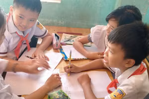 Học sinh Trường Tiểu học Dĩnh Trì (TP Bắc Giang, tỉnh Bắc Giang) hứng thú giải quyết vấn đề gắn liền với cuộc sống.