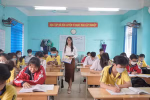 Cô trò Trường THPT Công nghiệp (Hòa Bình) trong giờ học.