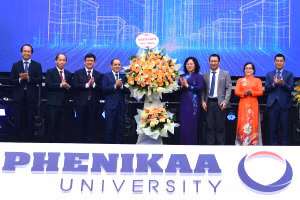 Thứ trưởng Bộ GD&ĐT Ngô Thị Minh tặng hoa chúc mừng Trường ĐH Phenikaa nhân dịp khai giảng năm học 2023-2024.