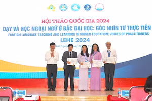 PGS.TS Hoàng Văn Hùng, Giám đốc Đại học Thái Nguyên trao biểu trưng và chứng nhận cho các đơn vị đồng tổ chức.