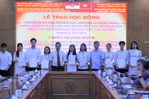 Tiếp bước cho sinh viên dân tộc thiểu số đến trường.