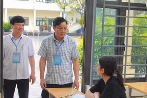 Lãnh đạo tỉnh Thái Nguyên động viên thí sinh tham dự kỳ thi vào lớp 10.