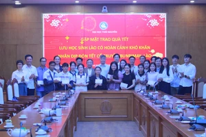 Đại học Thái Nguyên tặng quà cho Lưu học sinh Lào có hoàn cảnh khó khăn.