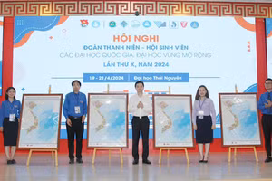 Bí thư Trung ương Đoàn TNCS Hồ Chí Minh, Chủ tịch Trung ương Hội Sinh viên Việt Nam Nguyễn Minh Triết tặng bản đồ cho các Đại học Quốc gia, Đại học vùng.