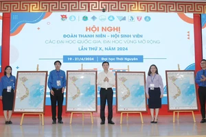 Bí thư Trung ương Đoàn TNCS Hồ Chí Minh, Chủ tịch Trung ương Hội Sinh viên Việt Nam Nguyễn Minh Triết tặng bản đồ cho các Đại học Quốc gia, Đại học vùng.