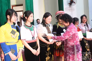 Nguyên Phó Chủ tịch nước Trương Mỹ Hoa trao học bổng cho nữ sinh dân tộc thiểu số. (Ảnh: Báo Thái Nguyên).
