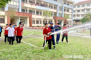 Tuyên Quang tăng cường trang bị kỹ năng về phòng cháy chữa cháy cứu nạn cứu hộ (Nguồn: Báo Tuyên Quang).