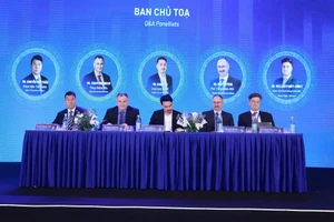 Ban Chủ tọa Đại hội trong phần hỏi đáp của cổ đông và khách mời.