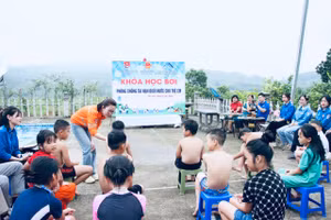 Hỗ trợ học sinh miền núi tham gia lớp học bơi