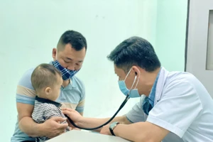 Các bác sỹ khám sàng lọc bệnh tim cho trẻ em tỉnh Tuyên Quang.