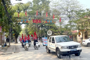 Sau lễ phát động, đông đảo Đoàn viên, thanh niên, học sinh tham gia diễu hành tuyên truyền thông điệp về Ngày Nước thế giới năm 2024.