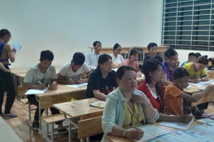 Mẹ con chị Ngô Thị Gái cùng đến lớp "Học chữ"