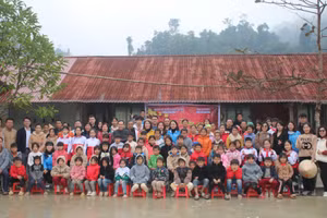 Chung tay mang Xuân yêu thương đến với học sinh dân tộc Mông.