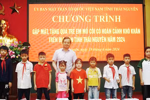 Thái Nguyên tặng quà cho trên 300 trẻ mồ côi có hoàn cảnh khó khăn.