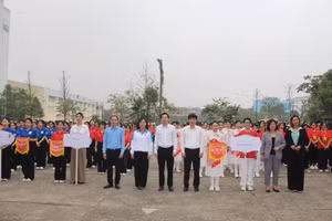 BTC trao cờ lưu niệm cho các đội thi.