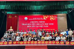 Trường Đại học Kỹ thuật Công nghiệp tặng quà Tết cho lưu học sinh.