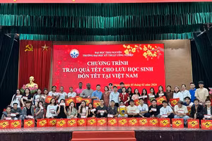 Trường Đại học Kỹ thuật Công nghiệp tặng quà Tết cho lưu học sinh.