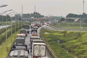 Ùn tắc giao thông 7 tiếng đồng hồ trên cao tốc Hà Nội Thái Nguyên.
