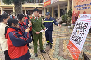 Cán bộ Phòng Cảnh sát PCCC&CNCH, Công an tỉnh Lạng Sơn hướng dẫn học sinh quét mã QR tìm hiểu kiến thức, kỹ năng PCCC và CNCH.